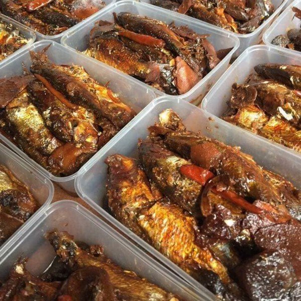 Hoàn thành món cá mòi kho Hoàn thành món cá mòi kho