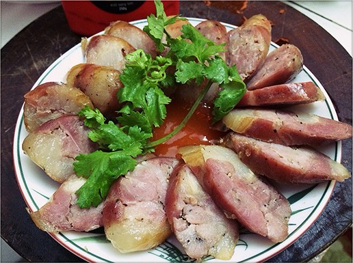 lạp xưởng chấm tương ớt